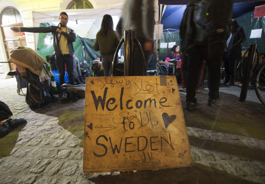 Den 14 oktober 2015 i ett tält utanför Stockholms central hjälper frivilligorganisationer nyanlända flyktingar som kommit med tåg från Malmö/Köpenhamn.