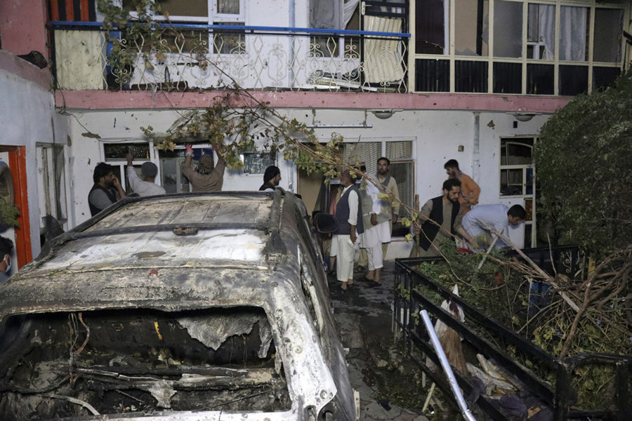 Förstörelsen inspekteras efter den uppmärksammade drönarattacken den 29 augusti, då tio civila dödades i Kabul.