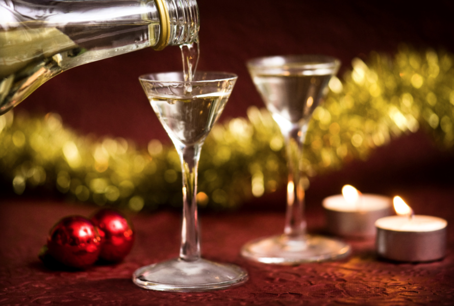Se till att det alltid finns tilltalande alkoholfria alternativ om du anordnar en middag eller fest i jul, råder alkoholläkaren.