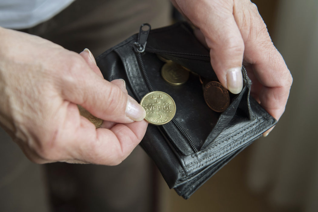 Det är i nästan alla länder större risk att klassas som "relativt fattig" om man kommer från ett hem med dålig ekonomi.