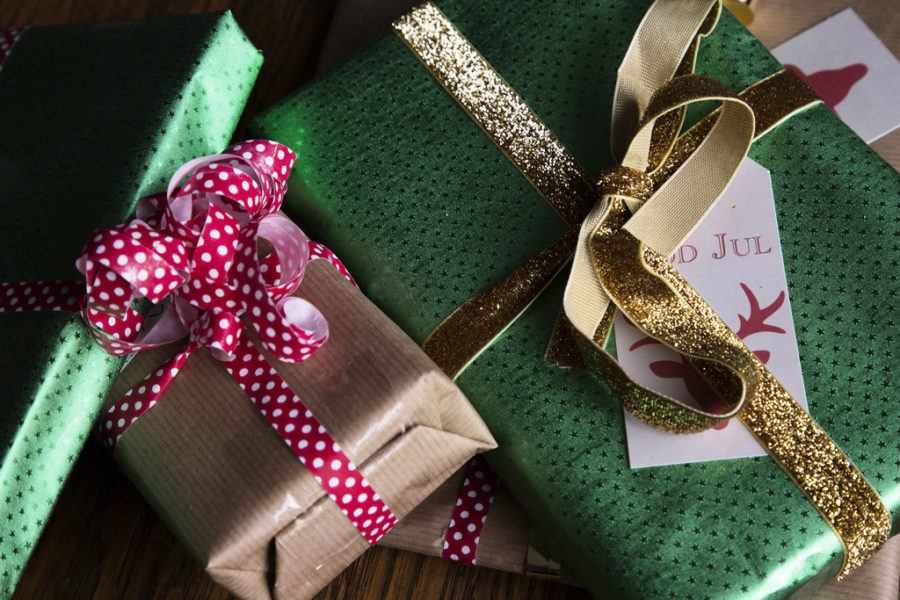Köp julklapparna second hand eller ge bort upplevelser, tipsar Maja Risholm och Jerry Malmström.