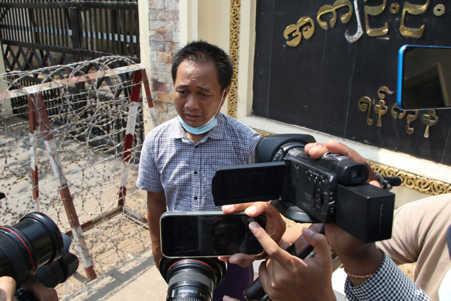 AP-journalisten Thein Zaw, efter att ha frigivits från fängelse i Myanmar tidigare i år, där han satt efter att ha bevakat en protest.