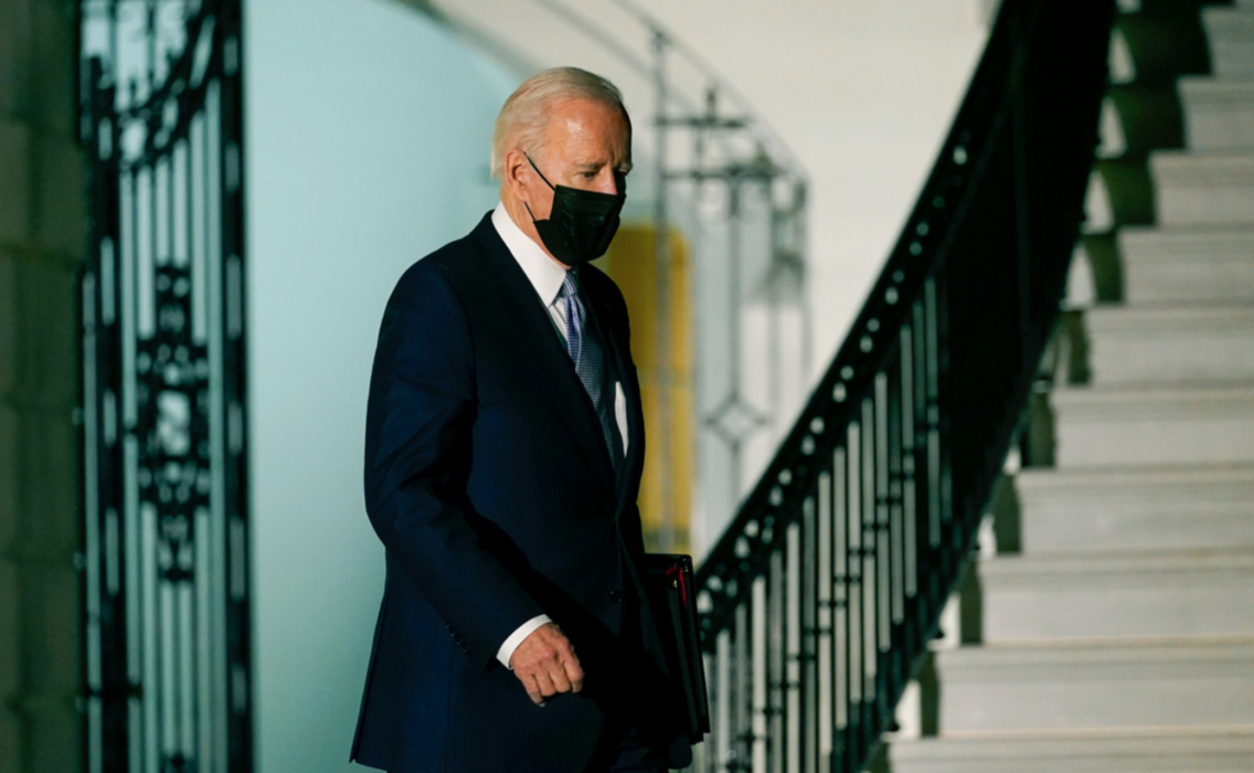 USA:s president Joe Biden utanför Vita huset på fredagen.