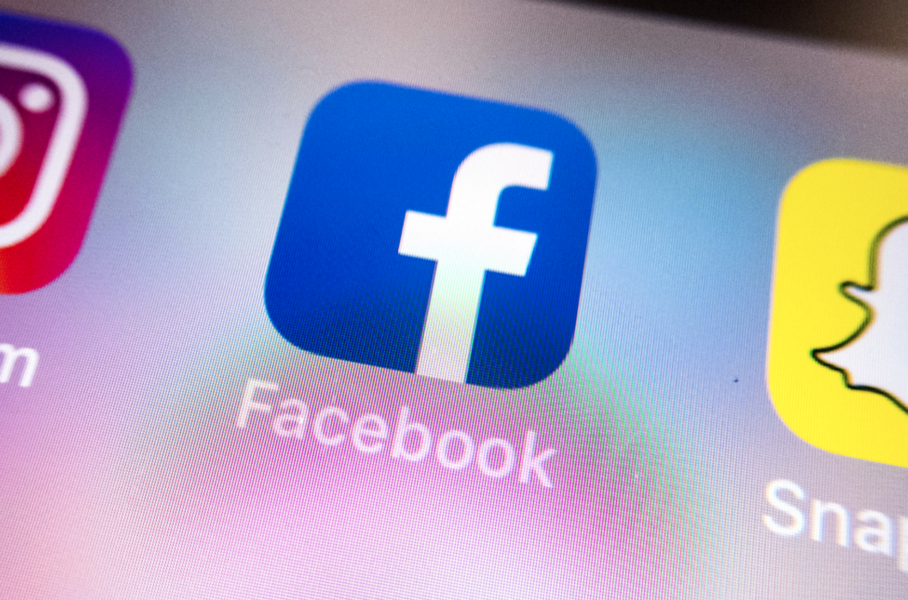 Facebook har stoppat ett Kinakopplat nätverk som sått tvivel kring utredningen av coronavirusets ursprung.
