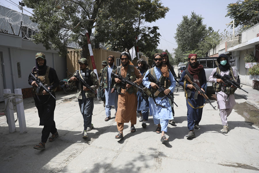 Talibaner patrullerar gatorna i Kabul efter maktövertagandet i augusti.