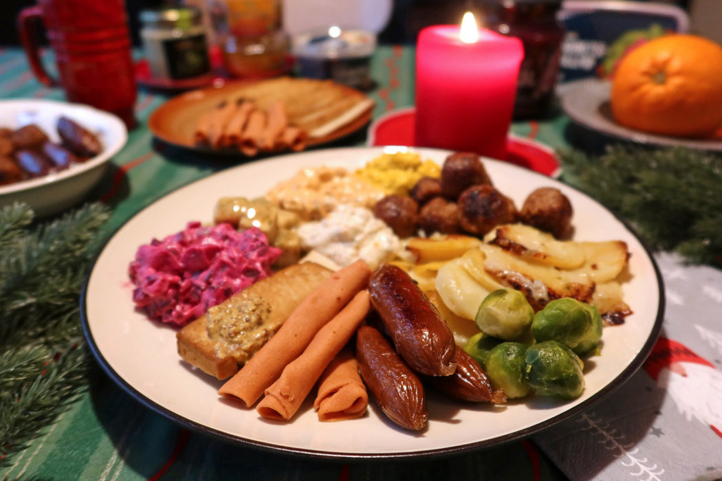 Jennys snabba tallrik fylls av veganlax från Astrid och aporna, rökt tofu och varmrökt tofuröra från Yipin, Vegmes vegobullar och prinskorv, senapstofu från Fiskexporten, vegokycklingcurry från Quorn samt Icas veganska potatisgratäng, rödbetssallad och skagentofuröra.