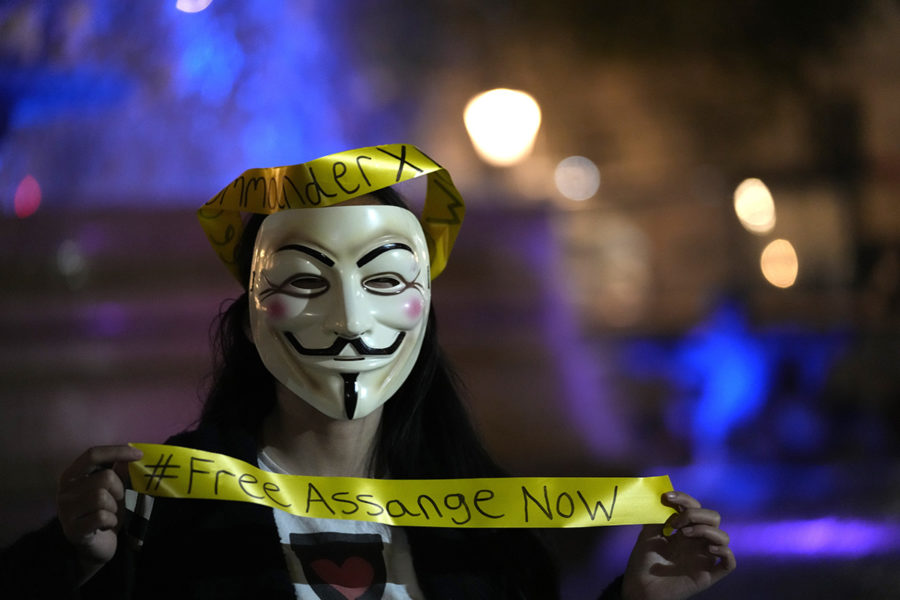 En av Julian Assanges anhängare vid en protest i London i november.