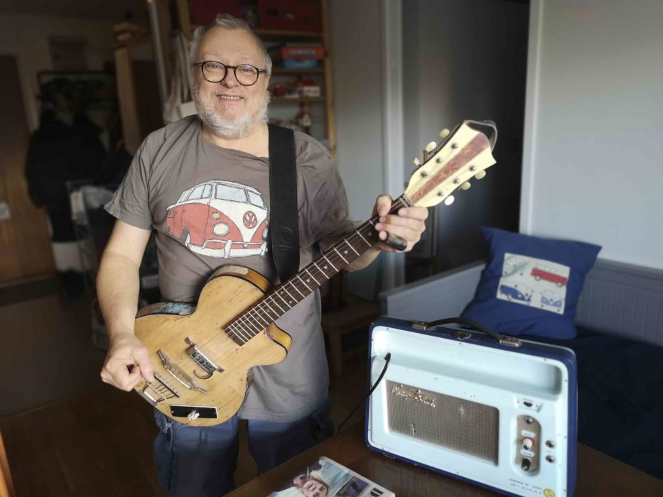 Det blir inte så många spelningar nu för tiden för Marke Markebo med Hela huset skakar, men när det väl sker så brukar det dyka upp en hel del folk som fortfarande gillar musiken.