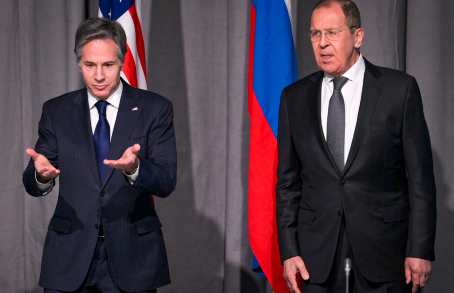 USA:s utrikesminister Antony Blinken och Rysslands utrikesminister Sergej Lavrov vid dagens möte under OSSE-konferensen utanför Stockholm.