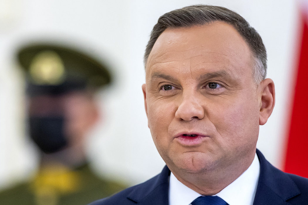 Polens president Andrzej Duda stoppar ett kontroversiellt förslag till ny medielag.