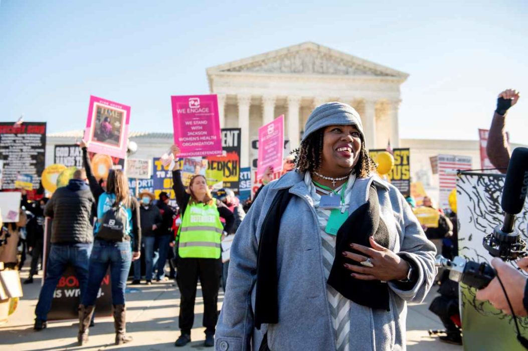 En protest i Washington mot att USA:s Högsta domstol överväger att ändra på abortlagarna i landet, vilket skulle göra det möjligt för delstaterna att begränsa rätten till abort.