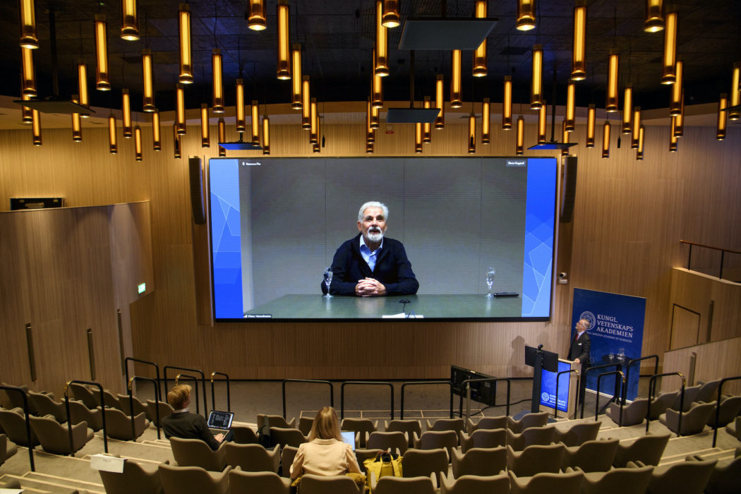 Klaus Hasselmann, en av 2021 års Nobelpristagare i fysik, är med på länk vid en pressträff med några av pristagarna.