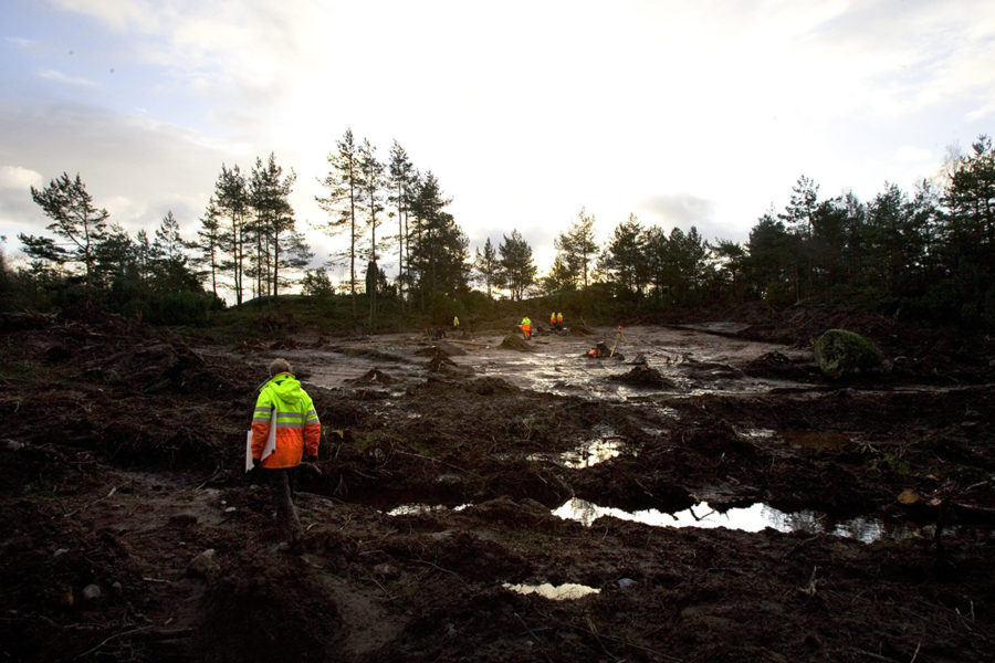Arkeologiska utgrävningar vid en stenåldersboplats i Torslanda 2006.