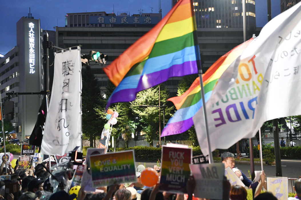 Människor demonsterar för HBTQ-rättigheter i Tokyo, i juli 2018.