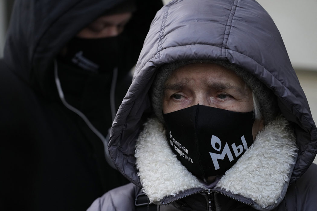 Anhängare till människorättsorganisationen Memorial utanför Högsta domstolen i Moskva på tisdagen.
