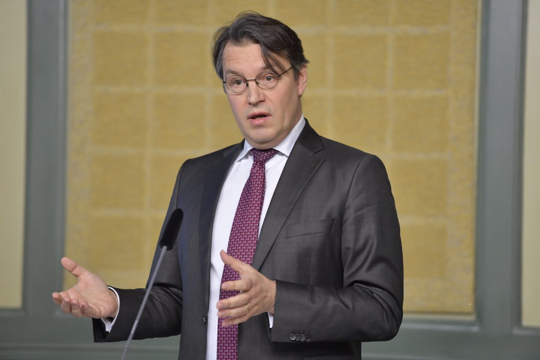 Thomas Bull har lämnat in slutbetänkandet av diskrimineringslagsutredningen.