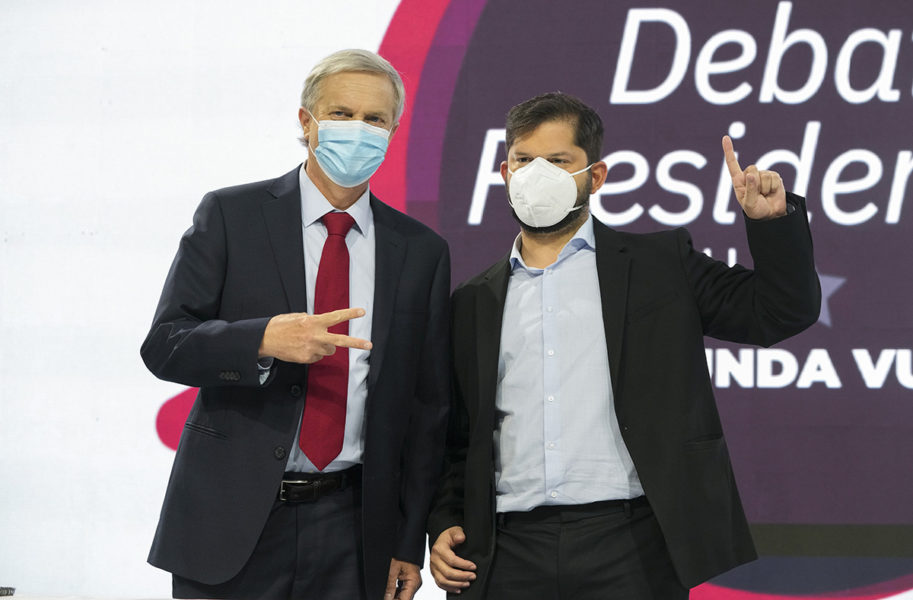 Presidentkandidaterna José Antonio Kast (till vänster) och Gabriel Boric (till höger) inför en debatt tidigare i december.