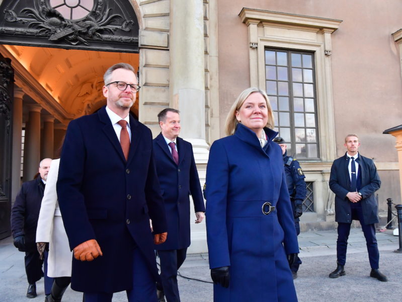 Finansminister Mikael Damberg sida vid sida med sin nya chef Magdalena Andersson som också är hans företrädare på posten.