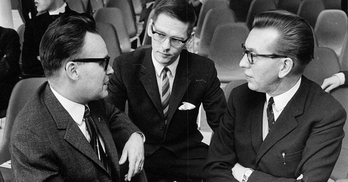 Barnavårdsnämnden har konferens om alkohol och narkotika 1967, och professor Kjell Bjerver, riksdagsman Ola Ullsten och Nils Bejerotdiskuterar i smågrupp.