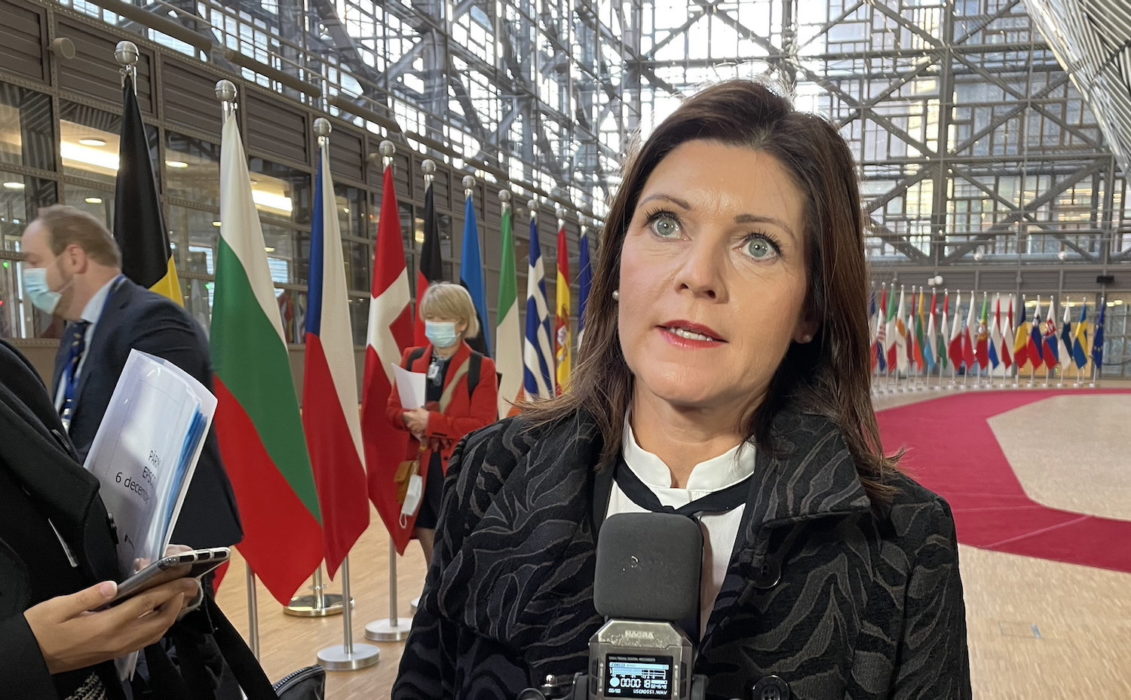 Arbetsmarknadsminister Eva Nordmark på väg in till ministermötet om minimilöner i Bryssel.