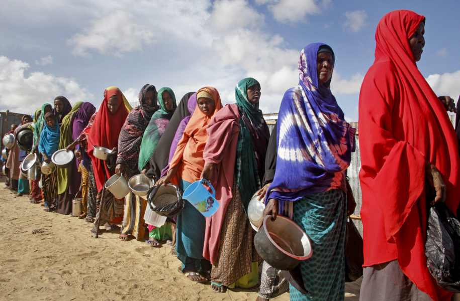Kvinnor som flytt torkan år 2019 köar för att få vatten vid ett läger strax utanför Mogadishu.