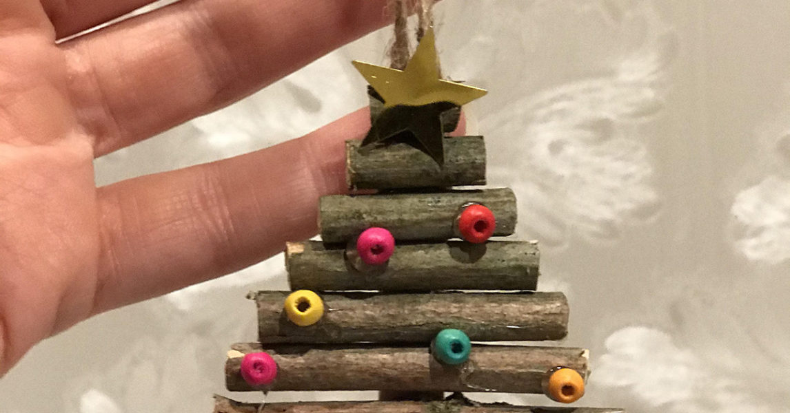 Julgranspynt: Dela pinnar så att de bli olika långa, och fäst dem i fallande skala på en glasspinne så att det bildar formen av en gran.