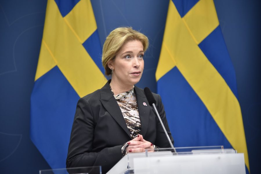 Klimat- och miljöminister Annika Strandhäll meddelar att regeringen tillåter mer kärntekniskt avfall att placeras under Östersjöns botten i Östhammars kommun.