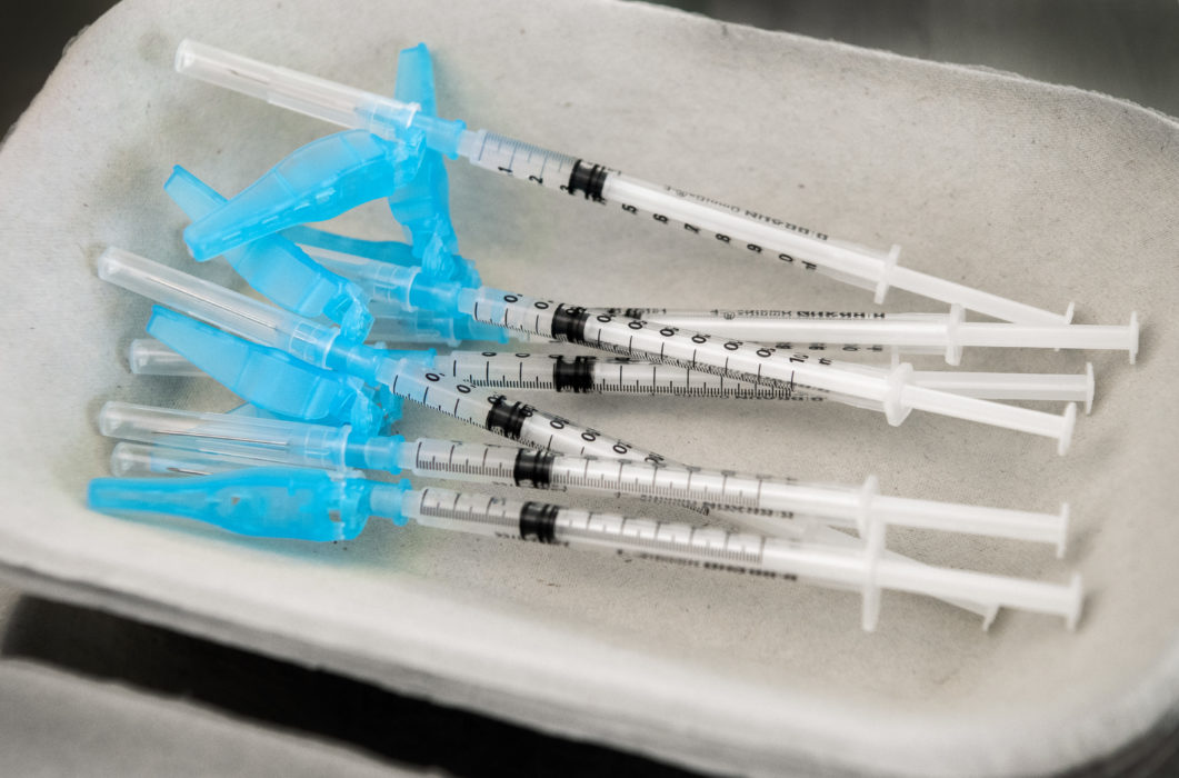 En dos vaccin mot covid-19 förbereds.