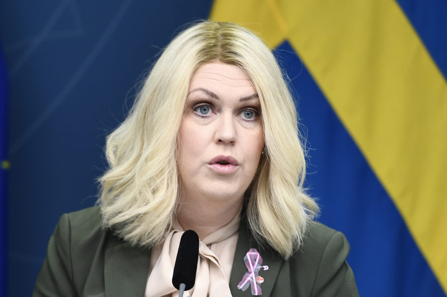 Socialminister Lena Hallengren vill inte kommentera förslag om att utreda förbudet mot att använda narkotika för eget bruk.
