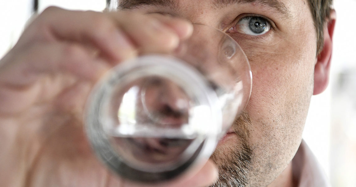 Herman Afzelius, ordförande i PFAS-föreningen i Kallinge, dricker ett glas vatten.