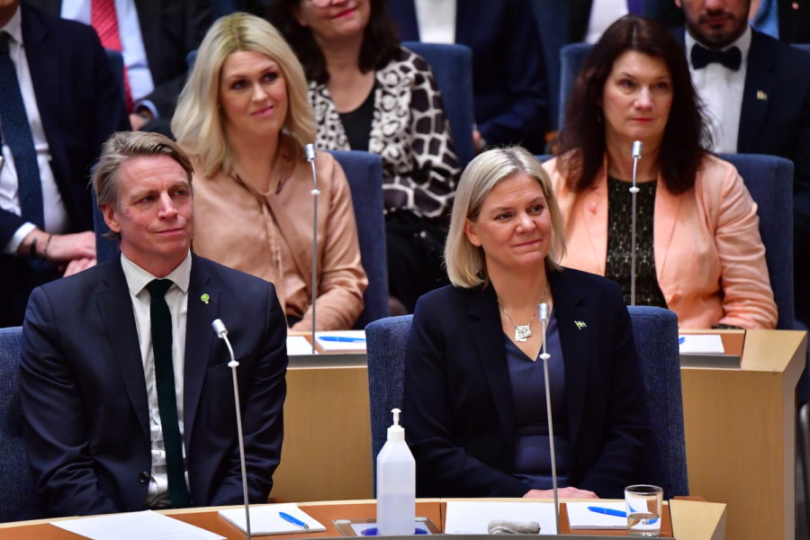 Miljöpartiets språkrör Per Bolund och statsminister Magdalena Andersson (S) i riksdagen.