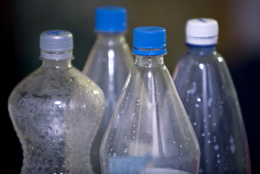 I den genomförda studien kunde forskarna se att plastförpackningar för mat och vatten var en viktig källa till mikroplast i människor.