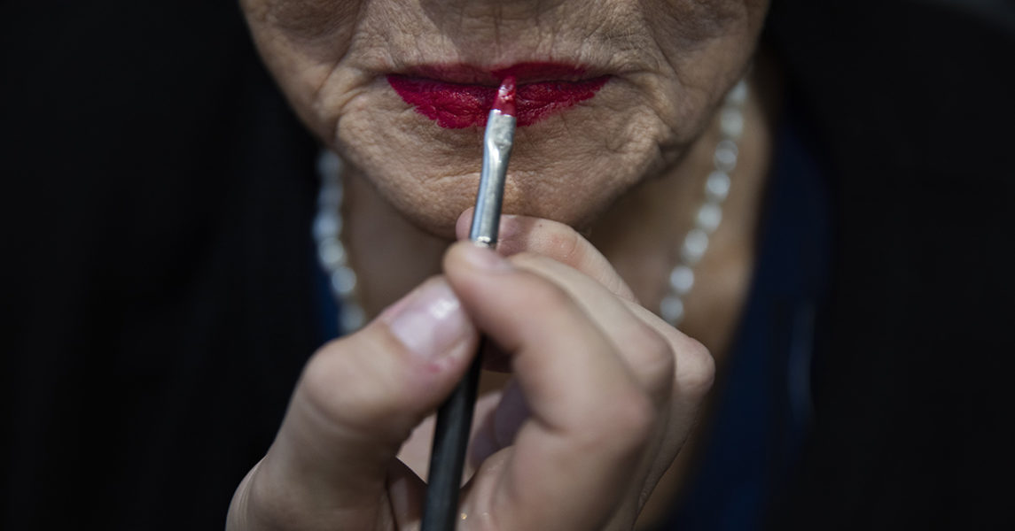 Rivka Papo, 87, sminkas inför en skönhetstävling för Förintelseöverlevare i Jerusalem i november i år.