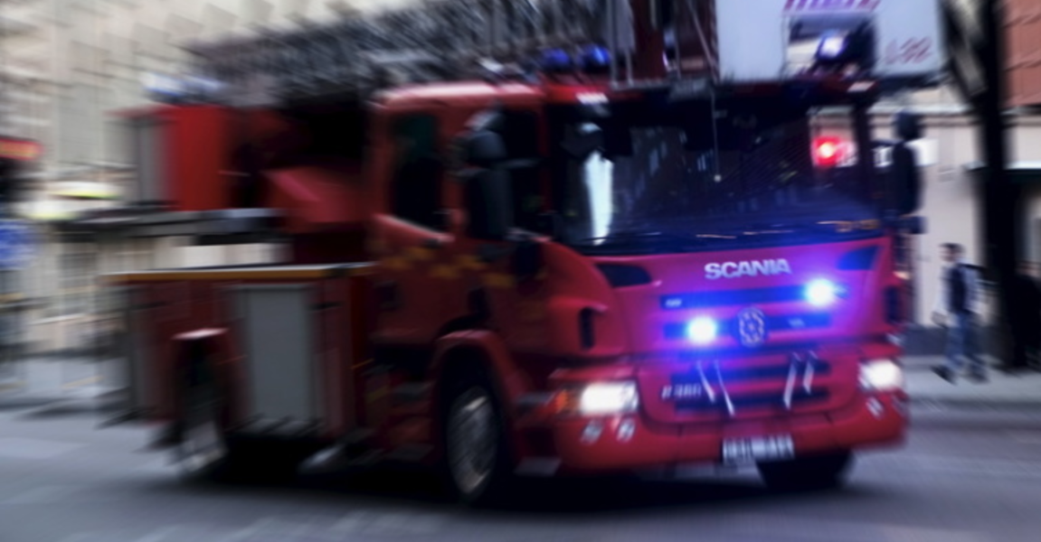 Det började brinna kraftigt i en lägenhet i Norrköping sent på torsdagskvällen och flera personer fick föras till sjukhus.
