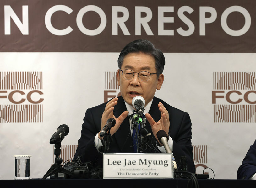 Lee Jae-myung vid en presskonferens i Seoul i november.
