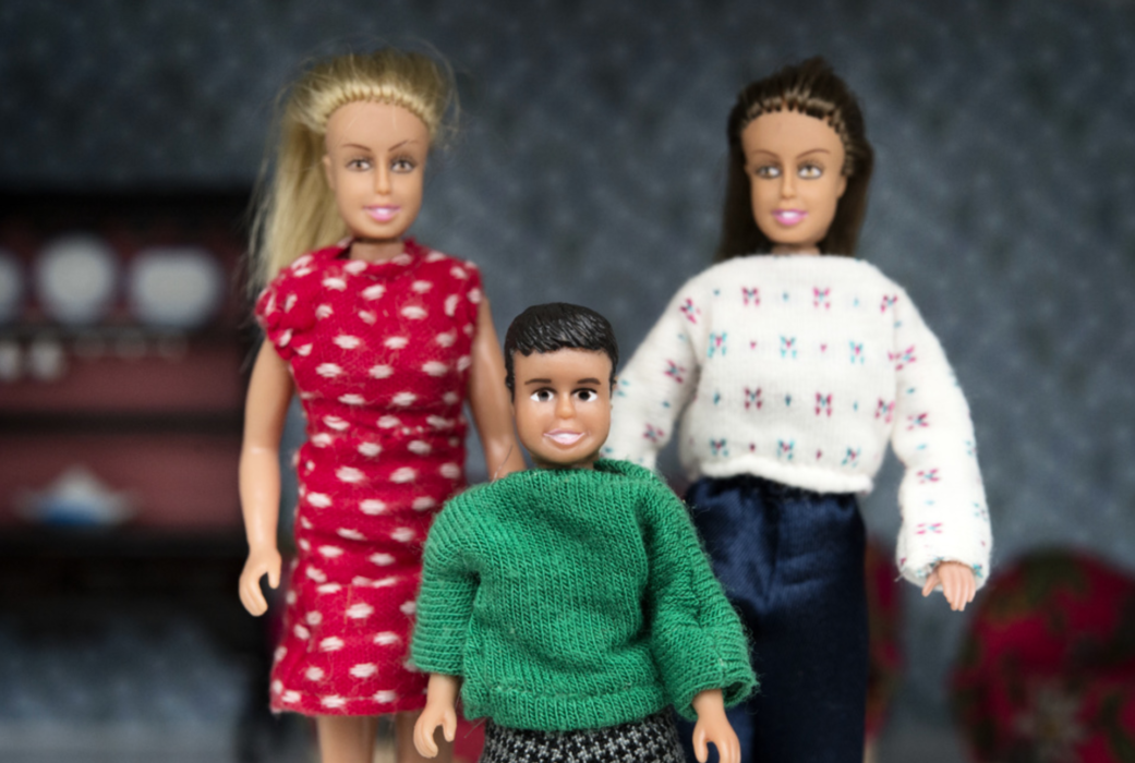 Kvinnliga föräldrar i samkönade par delar föräldrapenningen mer jämställt än i de föräldraskap där en man och en kvinna ingår.