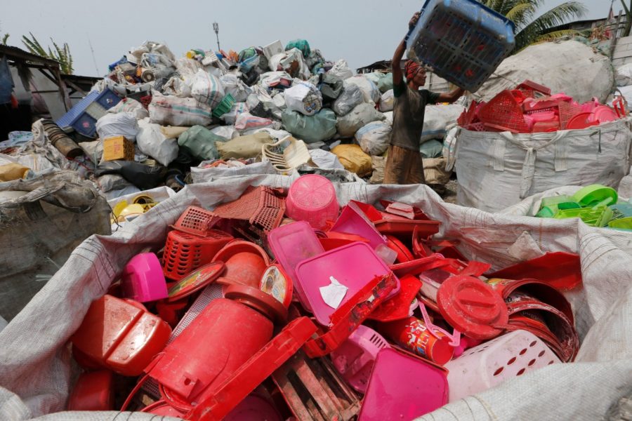 Plastskräp orsakar stora miljöproblem världen över och när fossil plast förbränns bidrar den till den globala upphettningen.