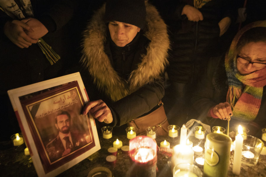 Ett foto på ett av offren placeras ut vid en minnesceremoni i Toronto, Kanada i januari 2020.
