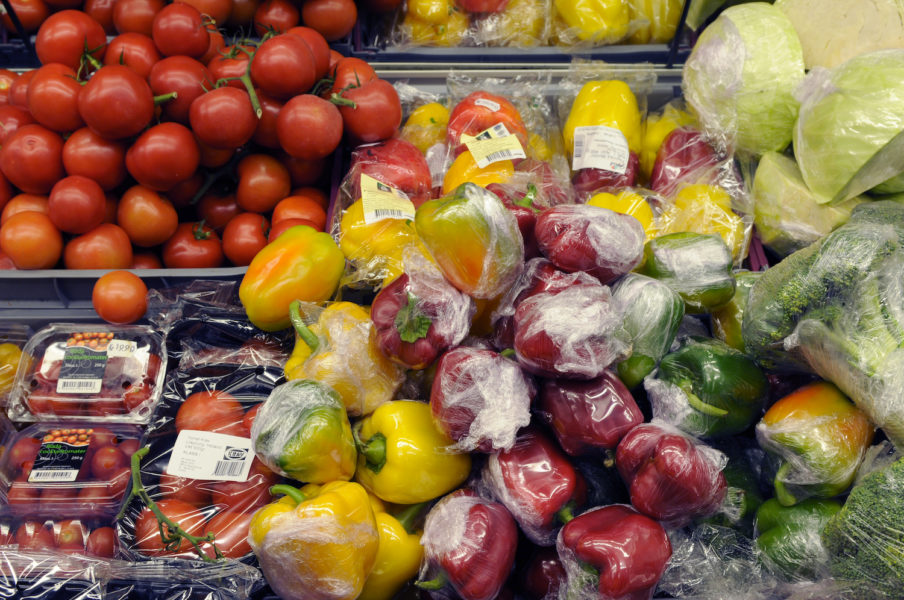 Ett trettiotal frukter och grönsaker blir nu utan plastförpackningar i Frankrike, ett första steg mot att göra alla plastfria till år 2026.