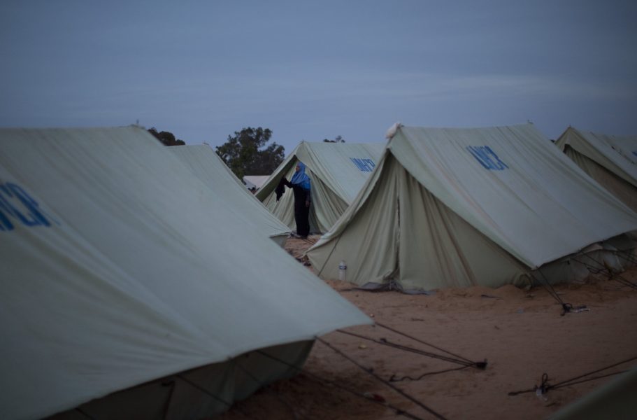 Flera hundra migranter greps i Libyen när myndigheter gjorde en räd mot ett tillfälligt migrantläger.