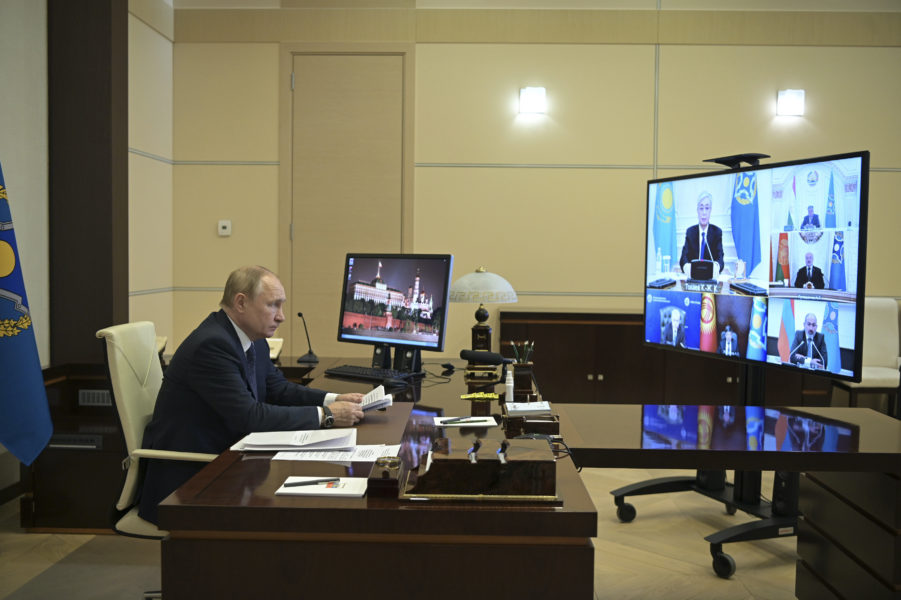 Vladimir Putin under måndagens videotoppmöte.