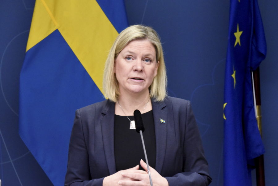 Statsminister Magdalena Andersson (S) presenterar nya restriktioner under en pressträff i Rosenbad.