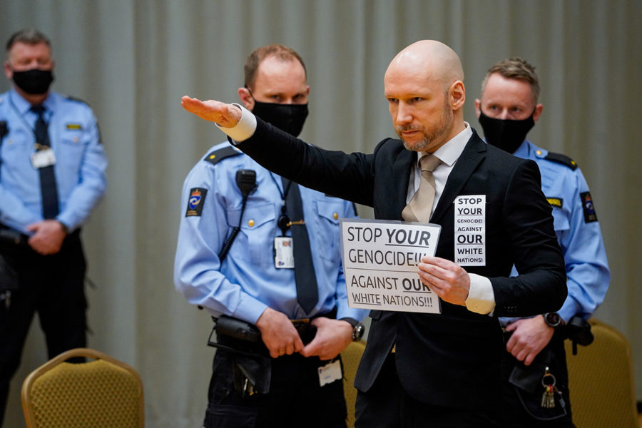 Anders Behring Breivik vid dagens förhandlingar om hans villkorliga frigivning, vilken ter sig osannolik enligt kommentarer i norsk media.