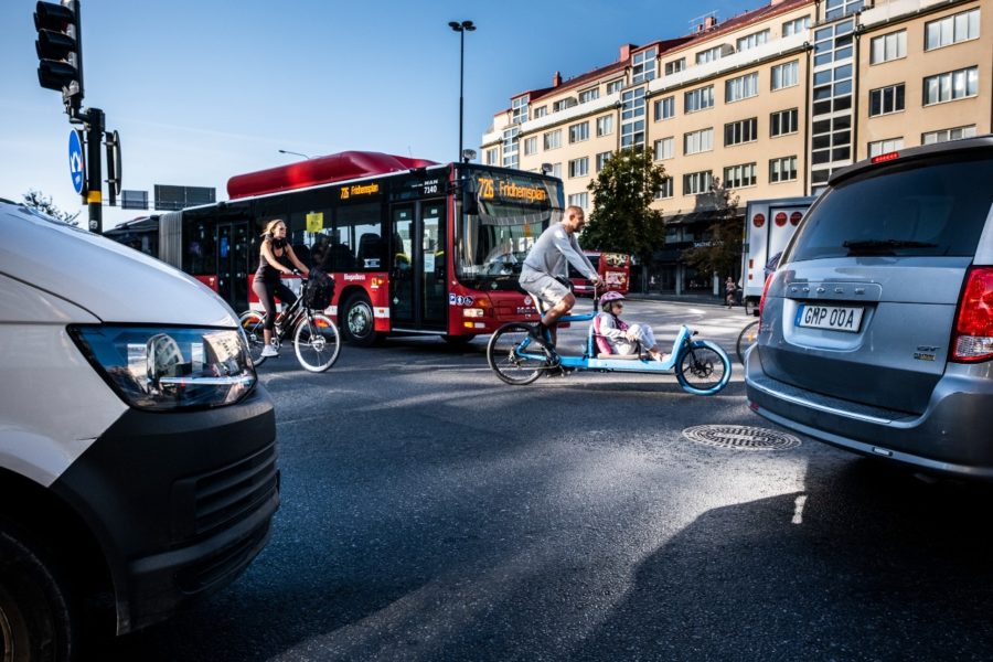 I Frankrike måste bilreklam från och med i mars att innehålla uppmaningar om att överväga bilpool eller använda sig av kollektivtrafik eller cykel.