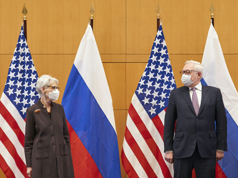Biträdande utrikesministrarna Wendy Sherman från USA (till vänster) och Sergej Rjabkov från Ryssland (till höger) vid måndagens möte i Genève.