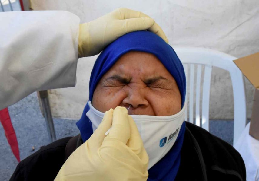 En tunisier testas för covid-19 genom att prov tas i näsan.