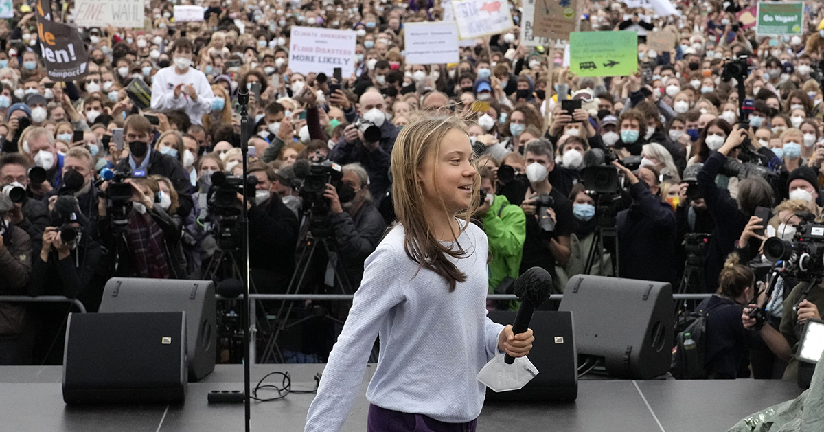 Greta Thunberg – här på väg in på scenen för att tala för klimataktivister i Berlin – har hittat sitt sätt att få fram sitt budskap om klimatet.