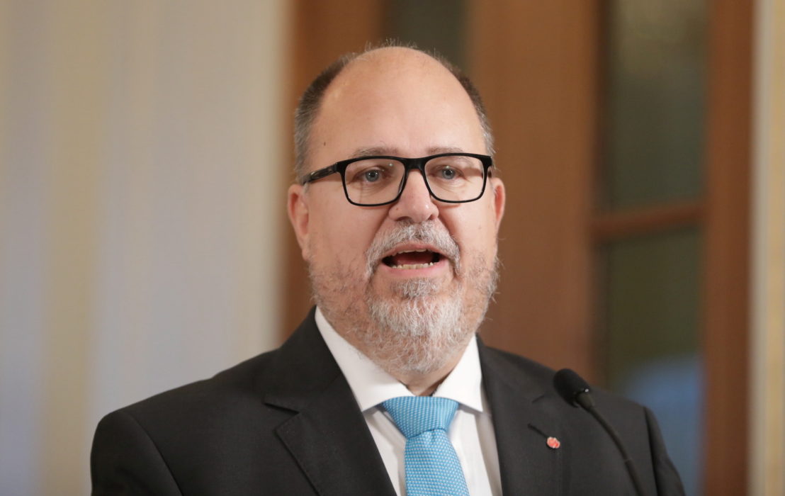 Näringsminister Karl-Petter Thorwaldsson har gjort sig känd som en som "älskar gruvor" och vill nu titta närmare på varför det tar så lång tid att ge tillstånd för gruvdrift.