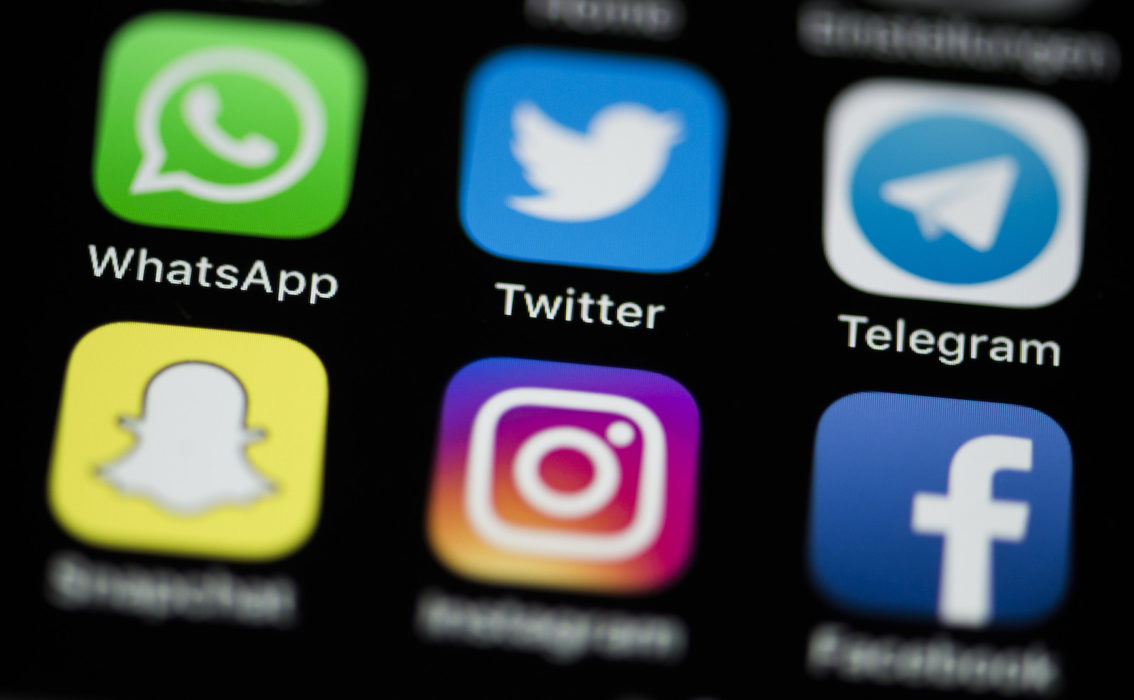 En kvinna i Pakistan har dömts till döden efter ett inlägg på Whatsapp, som anses häda mot islam.