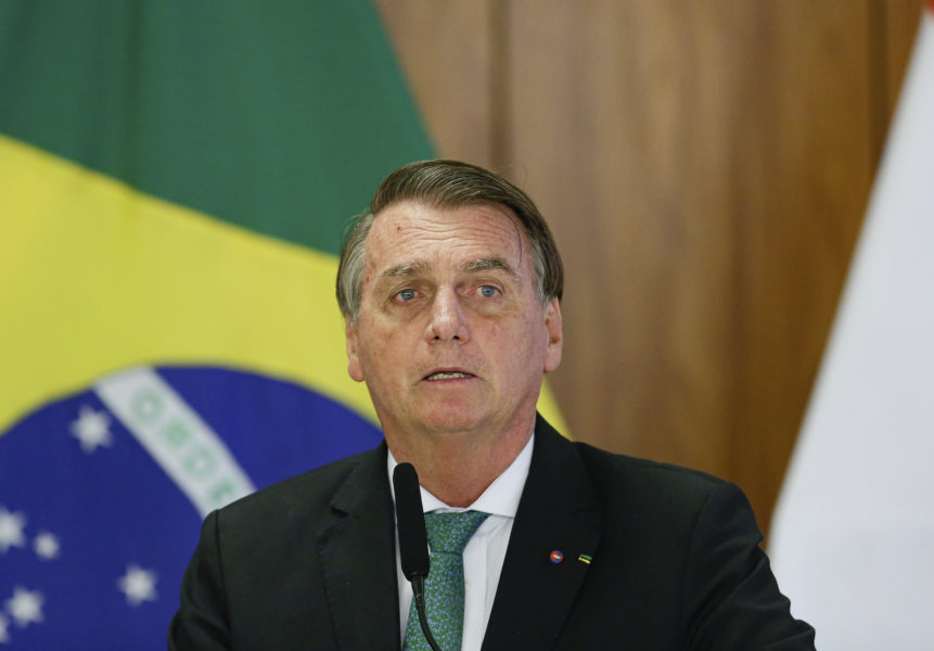 Brasiliens president Jair Bolsonaro har förts till sjukhus.